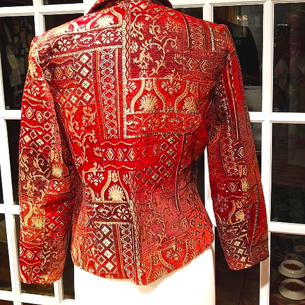 ❤️VINTAGE Absolutely stunning Renaissance Brocade Jacket Worth the money 💙 - Picture 3 of 7